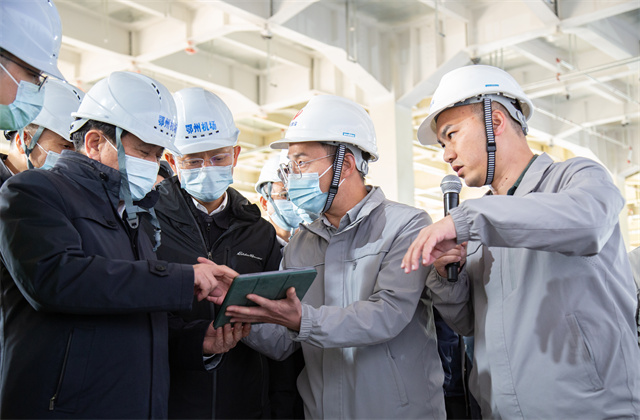 中国民航局党组书记、局长冯正霖一行到人生就是博鄂州花湖机场转运中心主楼项目参观考察