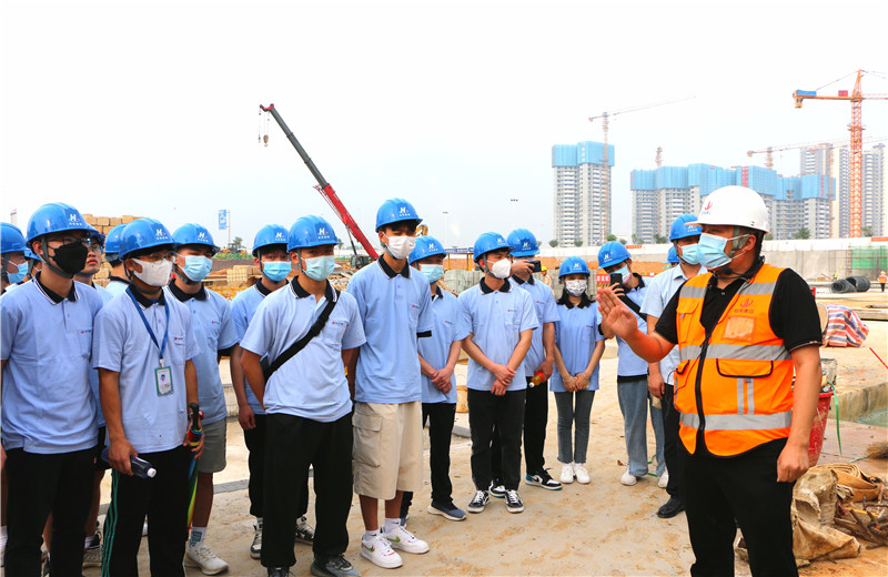 2022年5月6日，第二届“现代学徒制·人生就是博班”第二期专题培训召开。为理论与现场结合 ，广西生态工程职业技术学院的30名学生走进人生就是博八建柳州万科城怡璟项目。